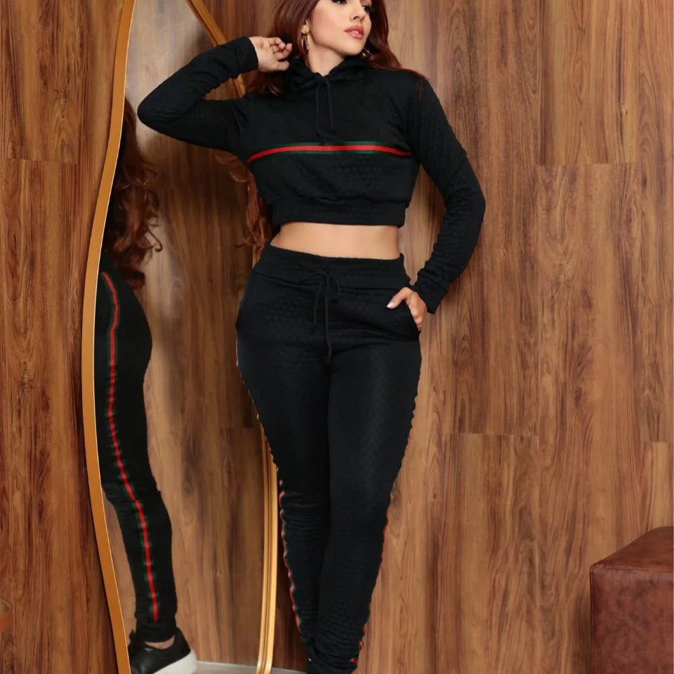 Conjunto Matelassê Blusa com Capuz e Calça Listrada Lateral
