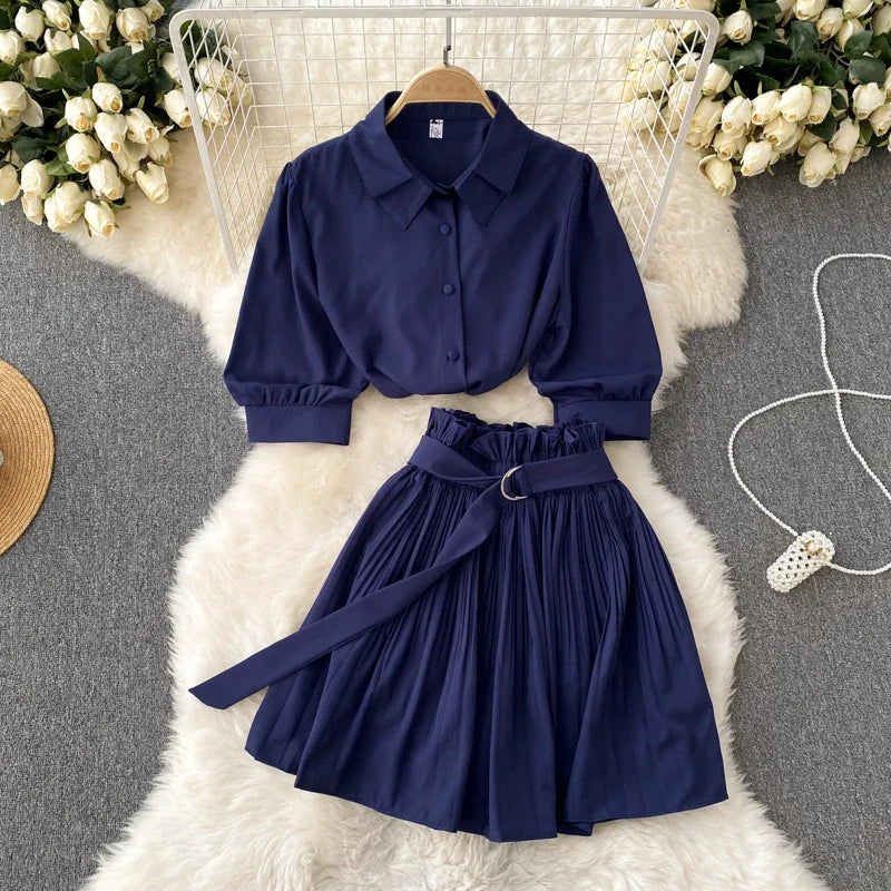 Conjunto de camisa e mini saia plissada de verão