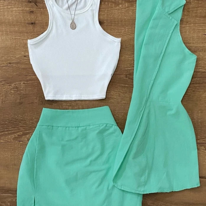 Conjunto feminino colete cropped gola redonda e mini saia