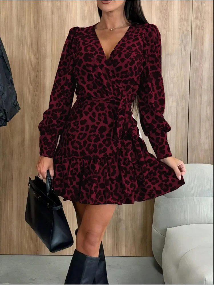 Vestido feminino com estampa de leopardo, decote em V