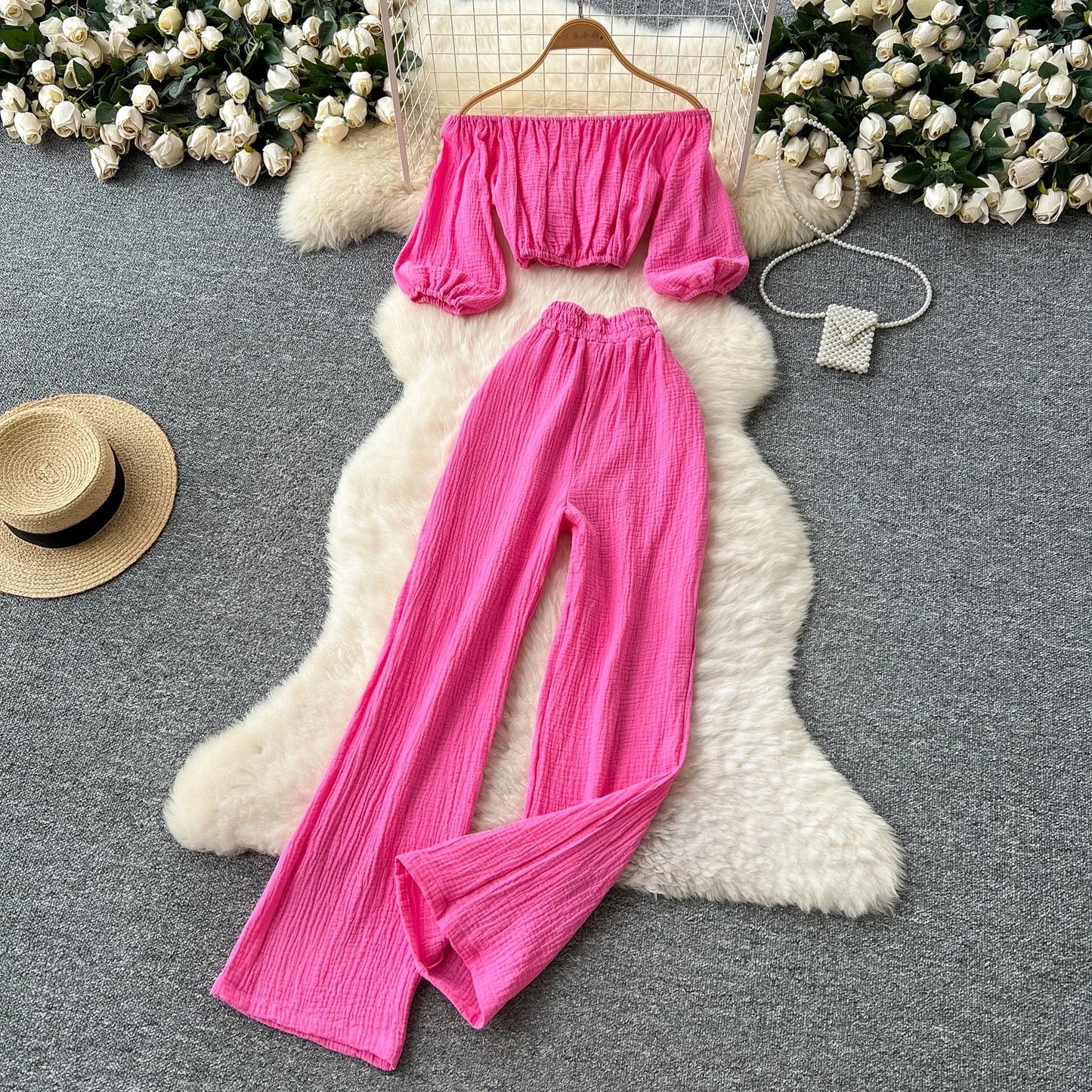 Conjunto de cropped ombro de fora e calça larga