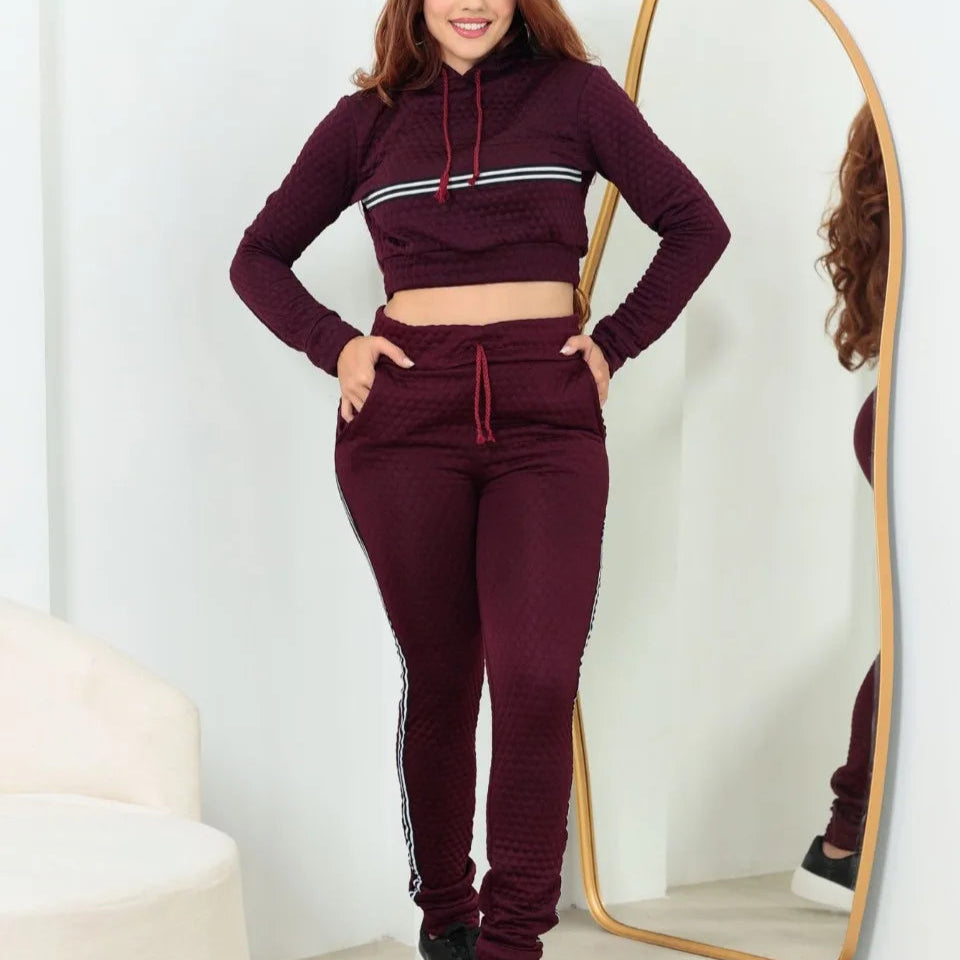 Conjunto Matelassê Blusa com Capuz e Calça Listrada Lateral