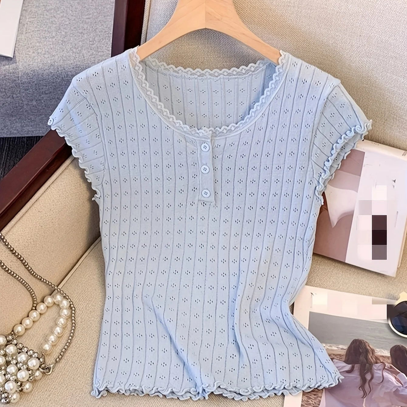 Blusa primavera com acabamento de renda