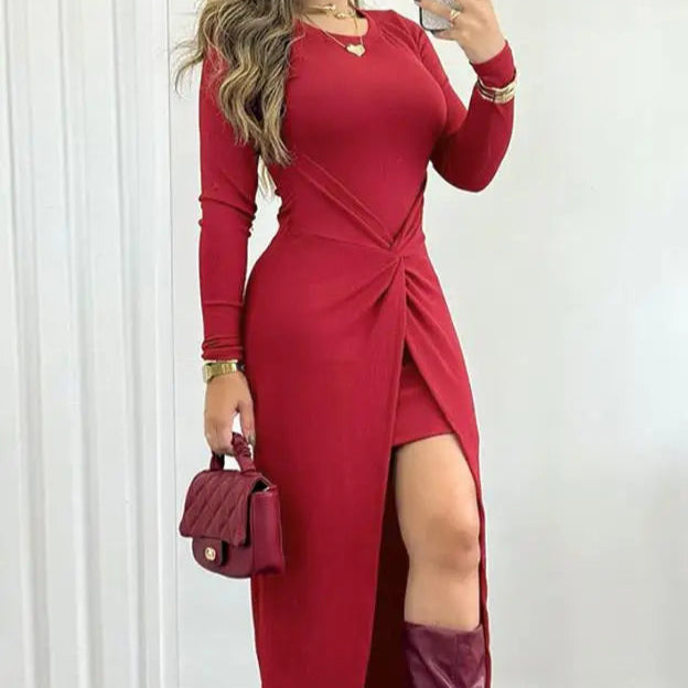 Vestido de manga longa com cintura torcida e fenda justa