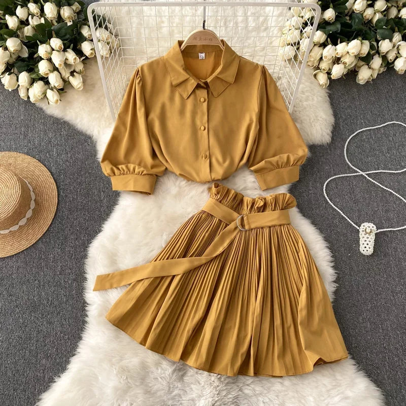 Conjunto de camisa e mini saia plissada de verão