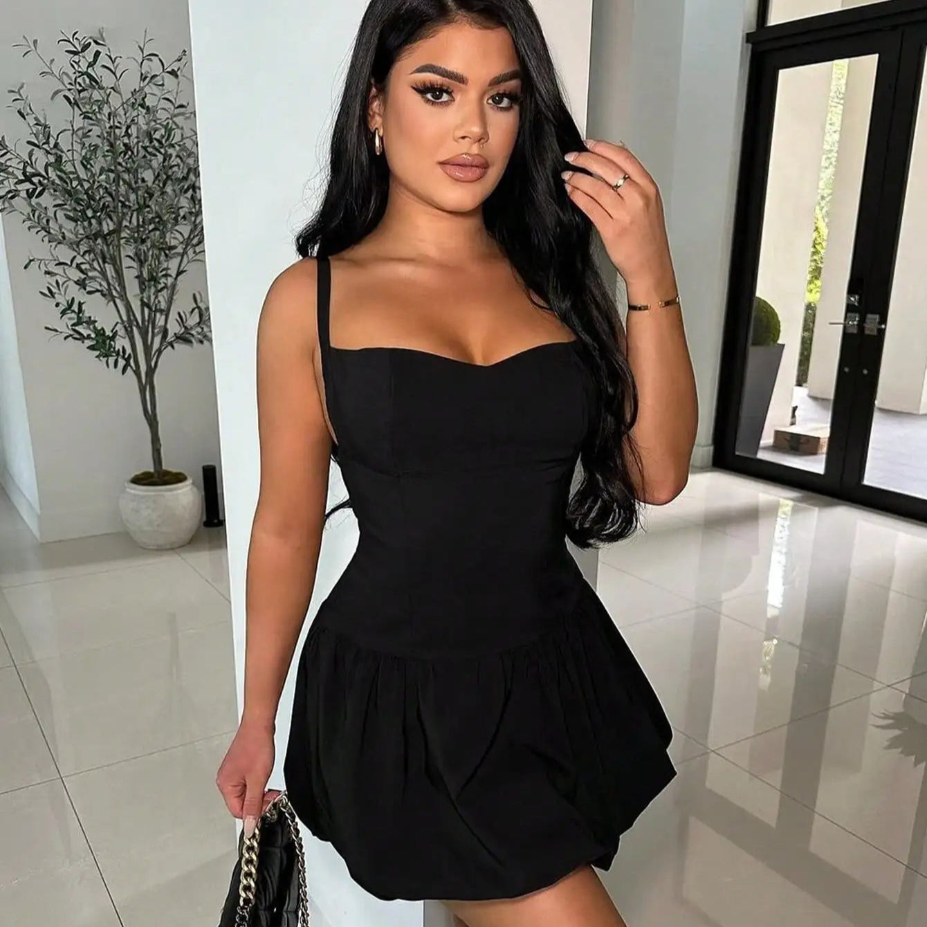 Vestido curto sem mangas com decote