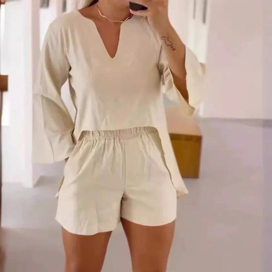 Conjunto liso blusa com decote em V shorts  elástico cintura alta