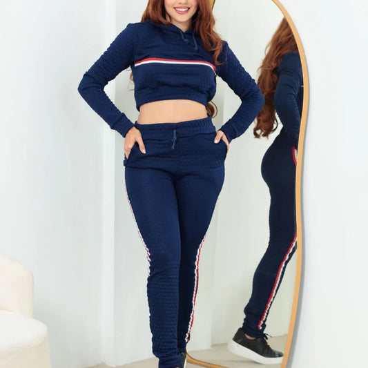 Conjunto Matelassê Blusa com Capuz e Calça Listrada Lateral