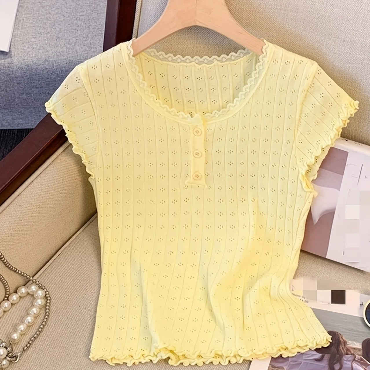 Blusa primavera com acabamento de renda