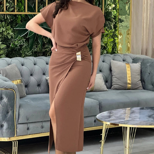 Vestido feminino com decote torto e manga curta detalhe amarrado com fenda