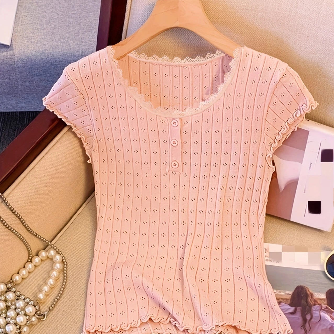 Blusa primavera com acabamento de renda