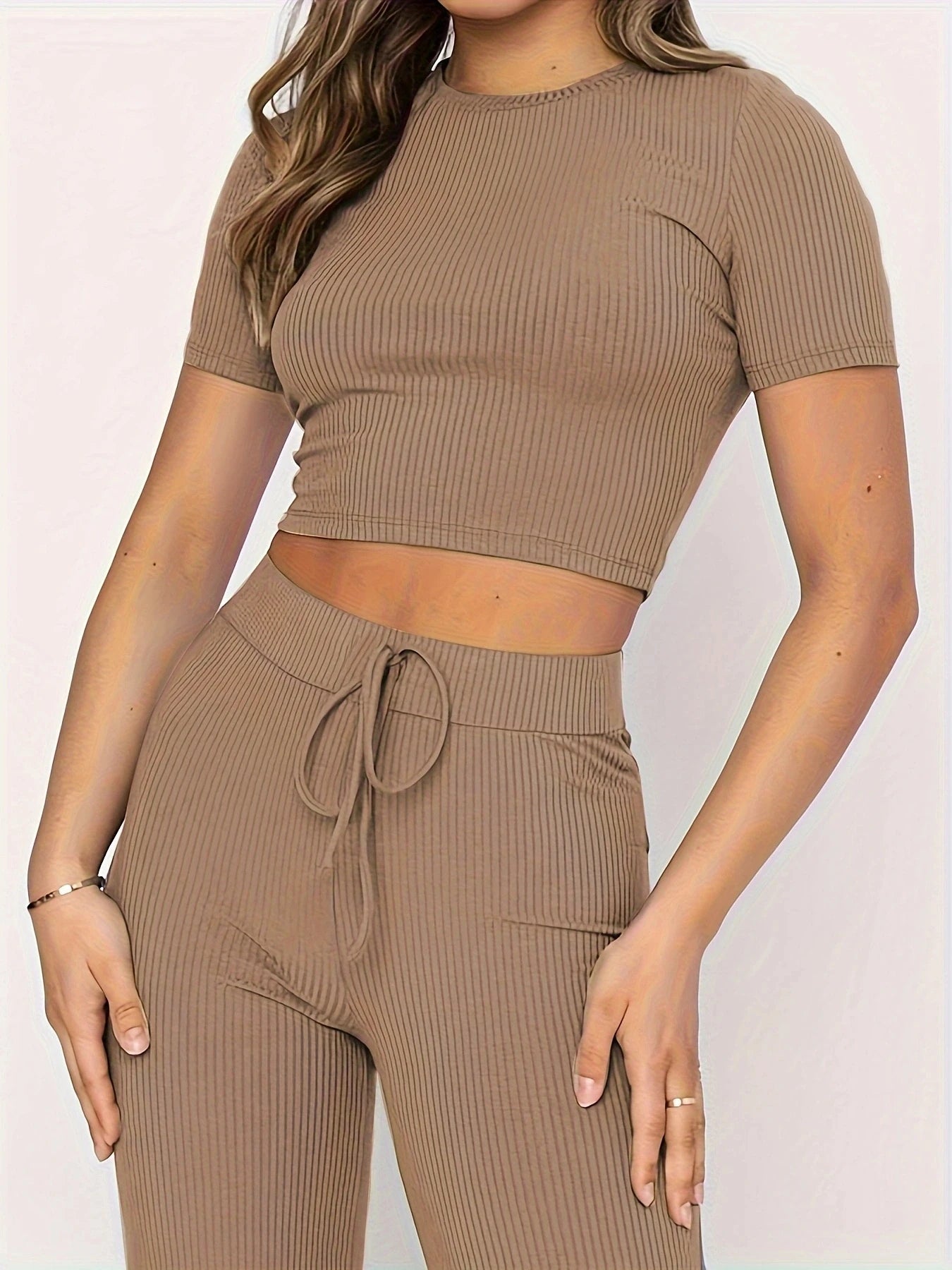Conjunto cropped de manga curta e calça canelado