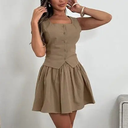 Conjunto de colete  e saia curta plissada de cintura alta