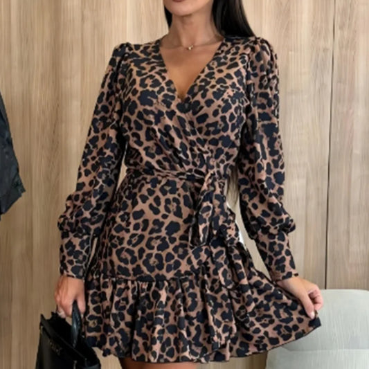 Vestido feminino com estampa de leopardo, decote em V