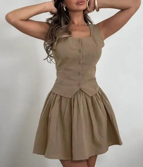 Conjunto de colete  e saia curta plissada de cintura alta