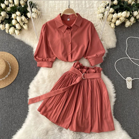 Conjunto de camisa e mini saia plissada de verão
